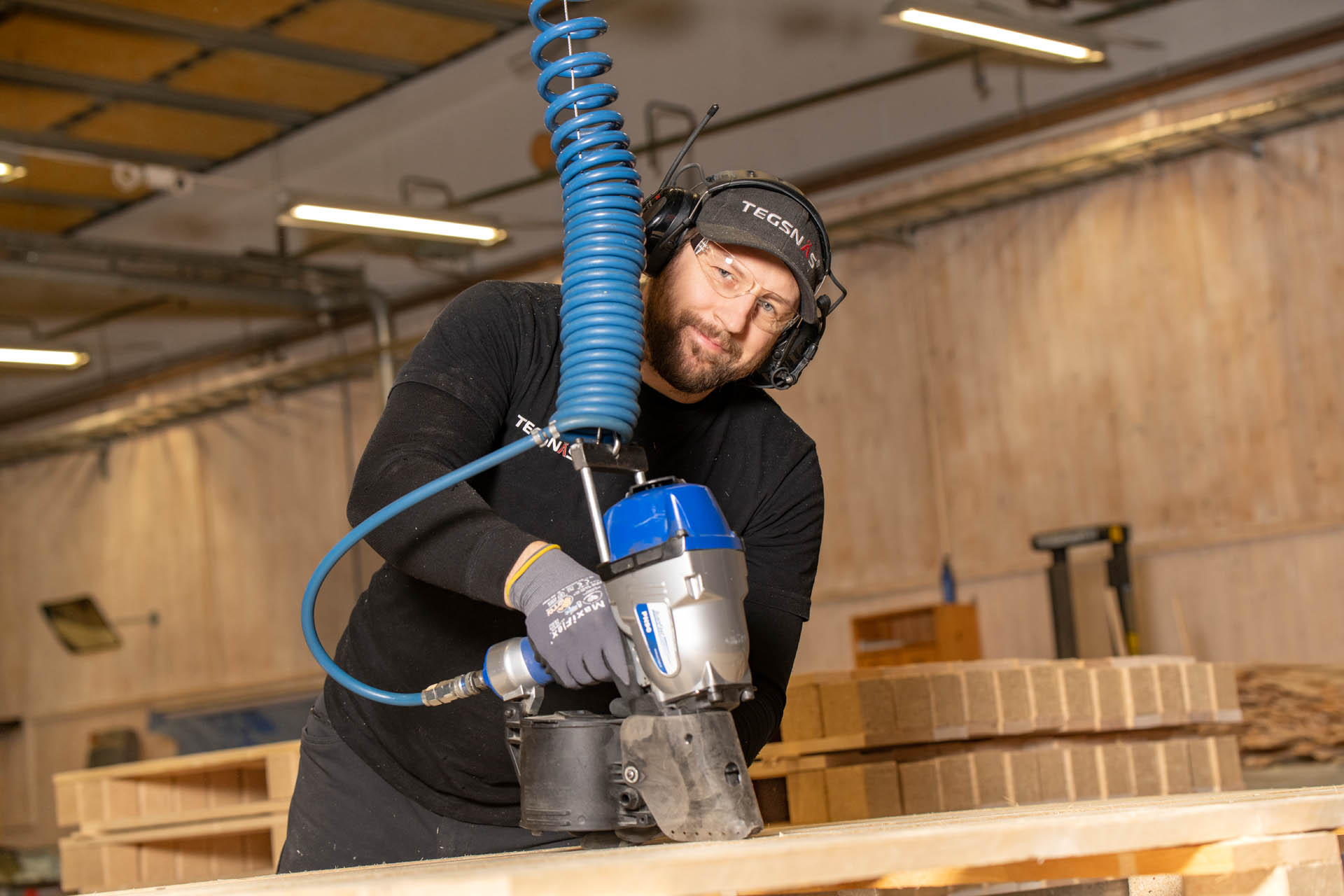 Evaldas Lipinskas spikar pall hos Tegsnäs Emballage.